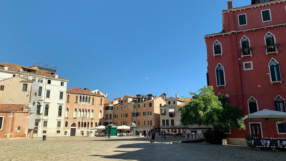 Chi l'ha vista morire? : Exterior shots of Franco's house when Elizabeth returns from Milan