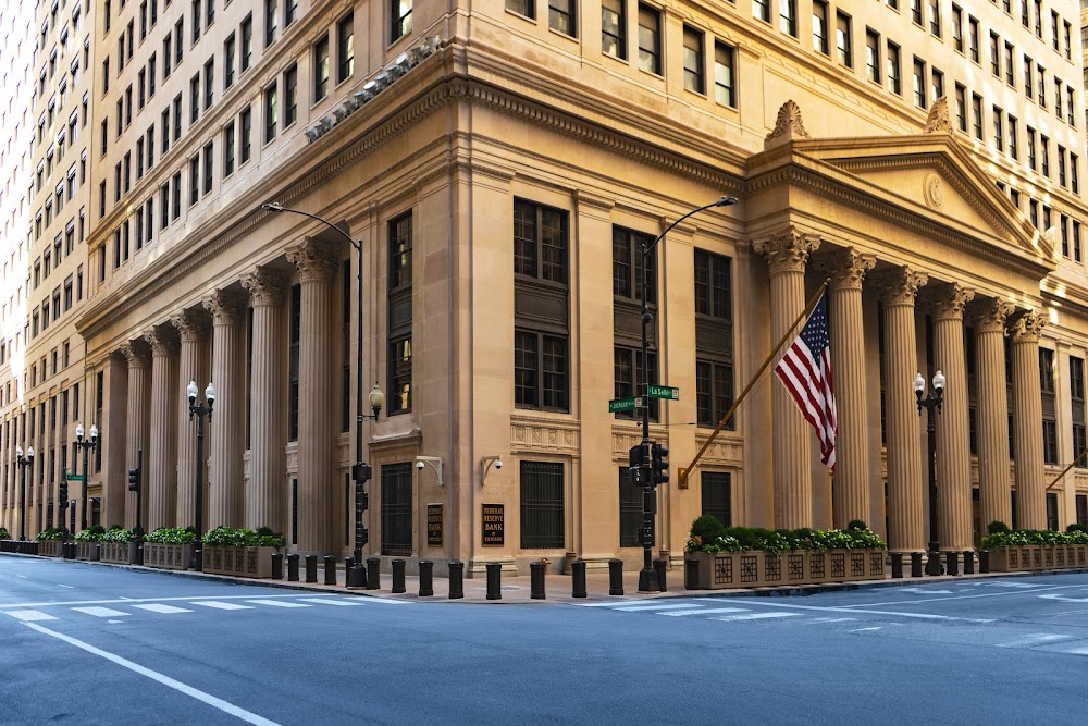 Chicago Syndicate : Barry Amsterdam waits outside this building to be picked up by Det. Lt. Robert Fenton, Pat Winters, and David Healey