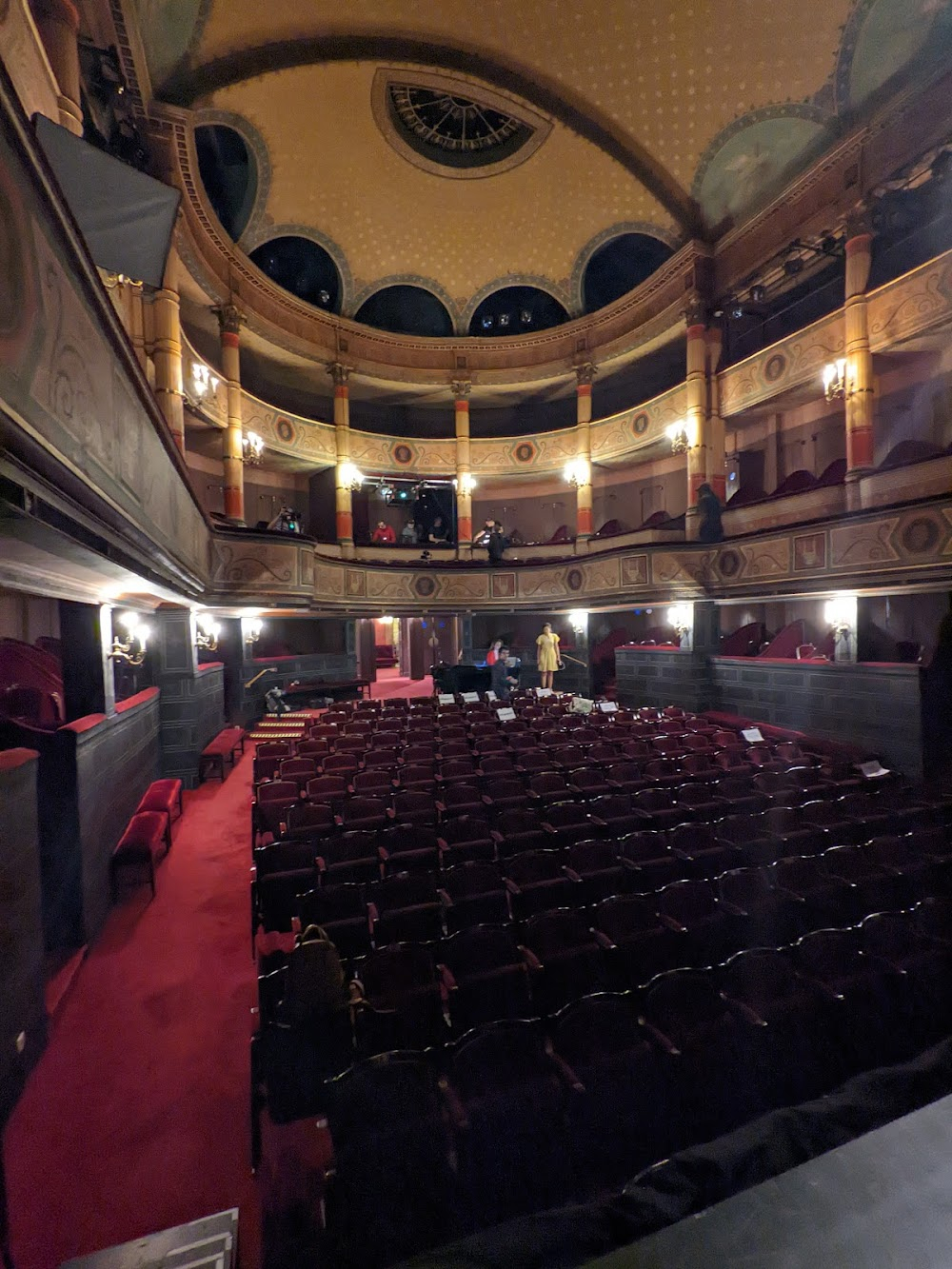 La forêt de quinconces : dance in the theatre, rooftop