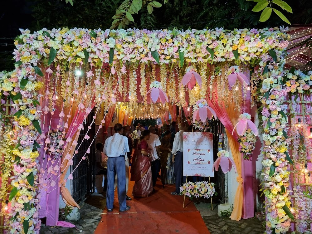 Chokher Bali : Binodini and Ashalatha Binodini and Ashalatha in the gardens