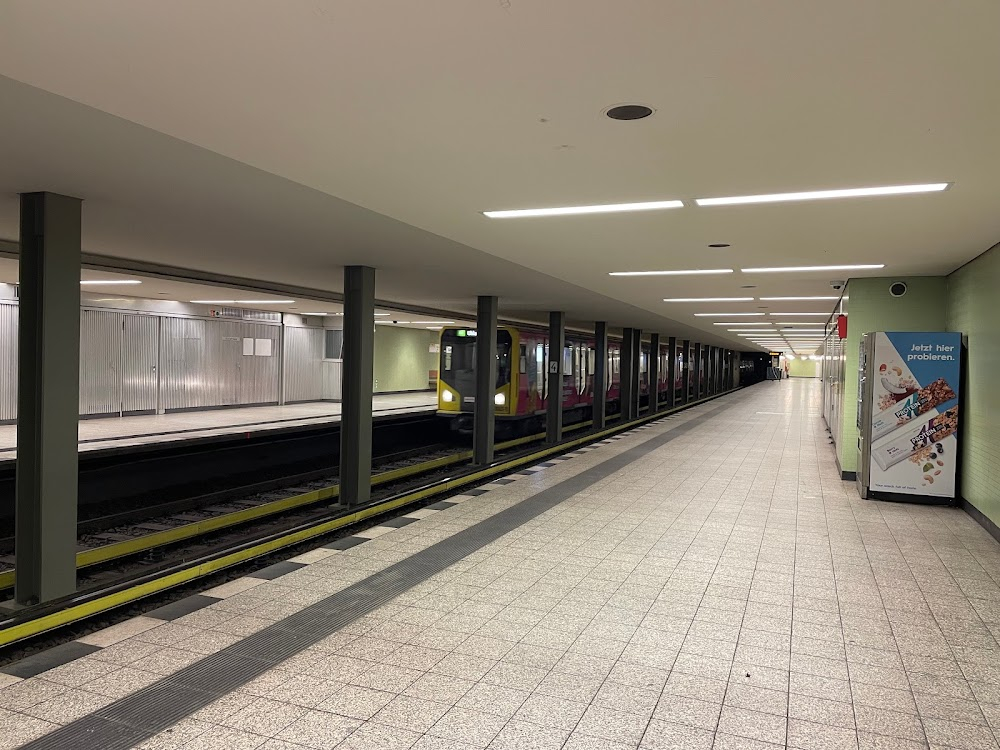 Lara : Lara emerges from the stairs of a subway station