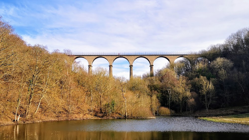 Christopher Robin : train crossing a viaduct