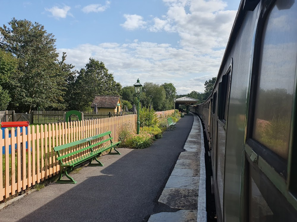 Churchill's Secret : as a standin for Oxted station, which had been modernised, while Kingscote station is still historic.