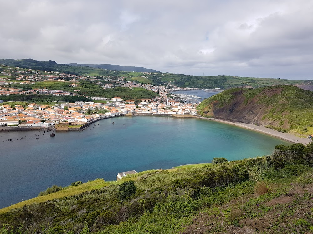 Cinzento e Negro : A couple of scenes take place at this touristic place.treet.