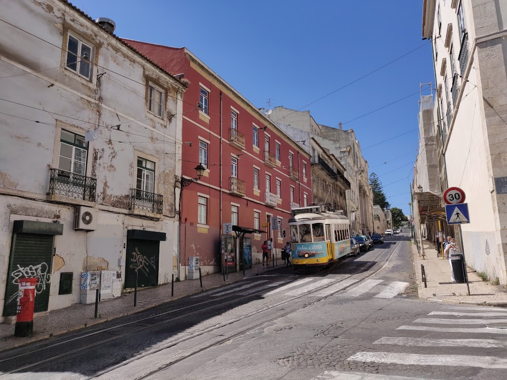 Cinzento e Negro : A couple of scenes take place at this narrow street.