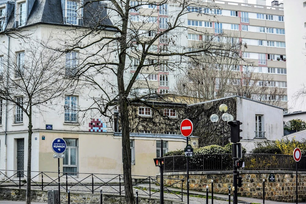 Bon rétablissement ! : police inspector Maxime drives Pierre back home in an unmarked car with siren and flashing light