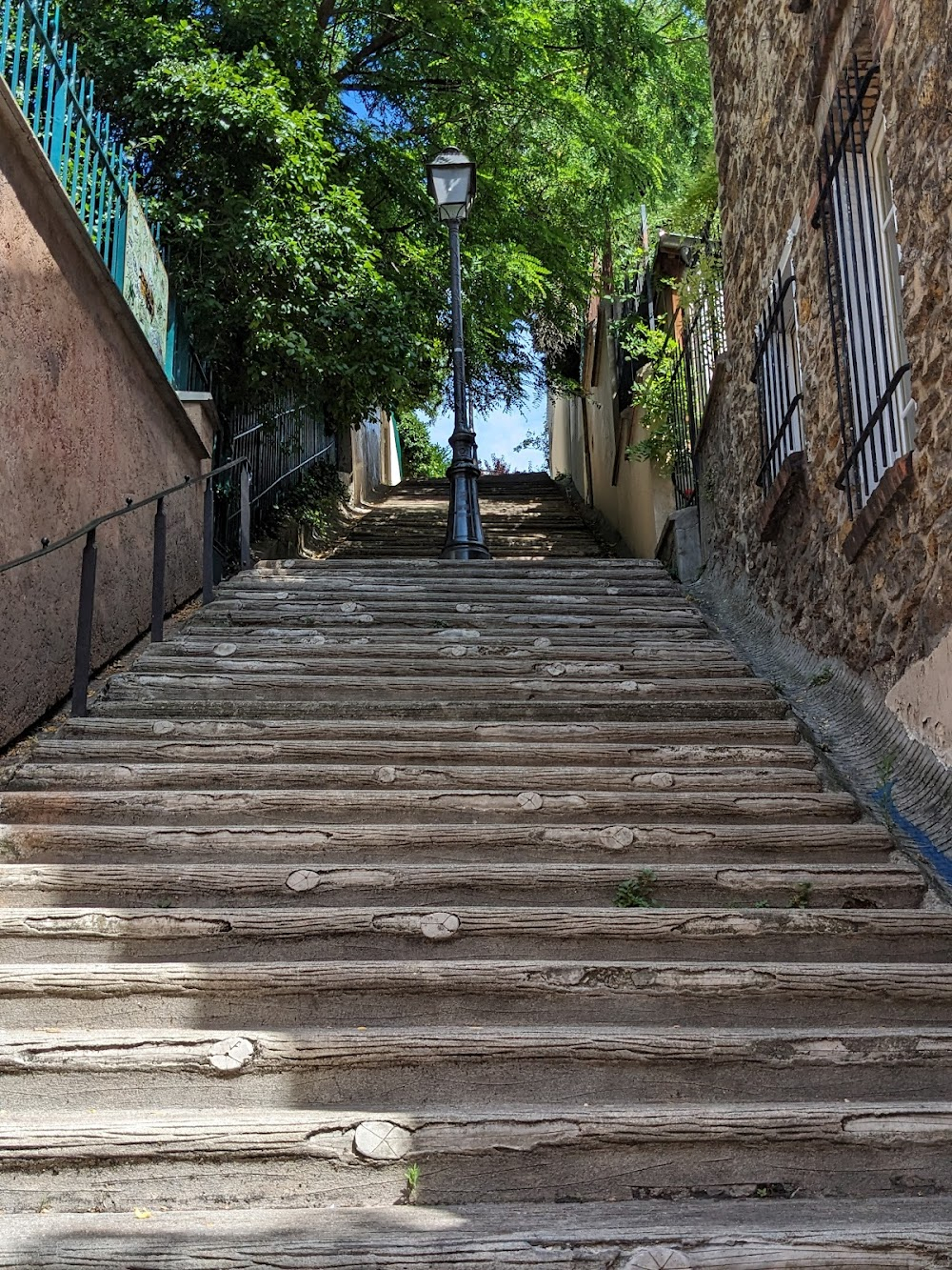 Cléo de 5 à 7 : Stairs when Cléo says goodbye to Dorothée after taxi ride scene