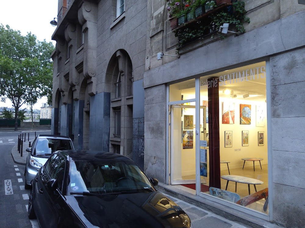 Cléo de 5 à 7 : Cleo's cab drives past the window of an African art store