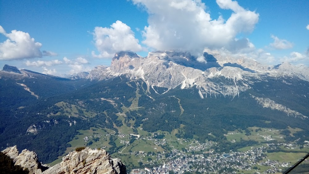 Cliffhanger : mountain shelter, now identified as the Cliffhanger Lodge