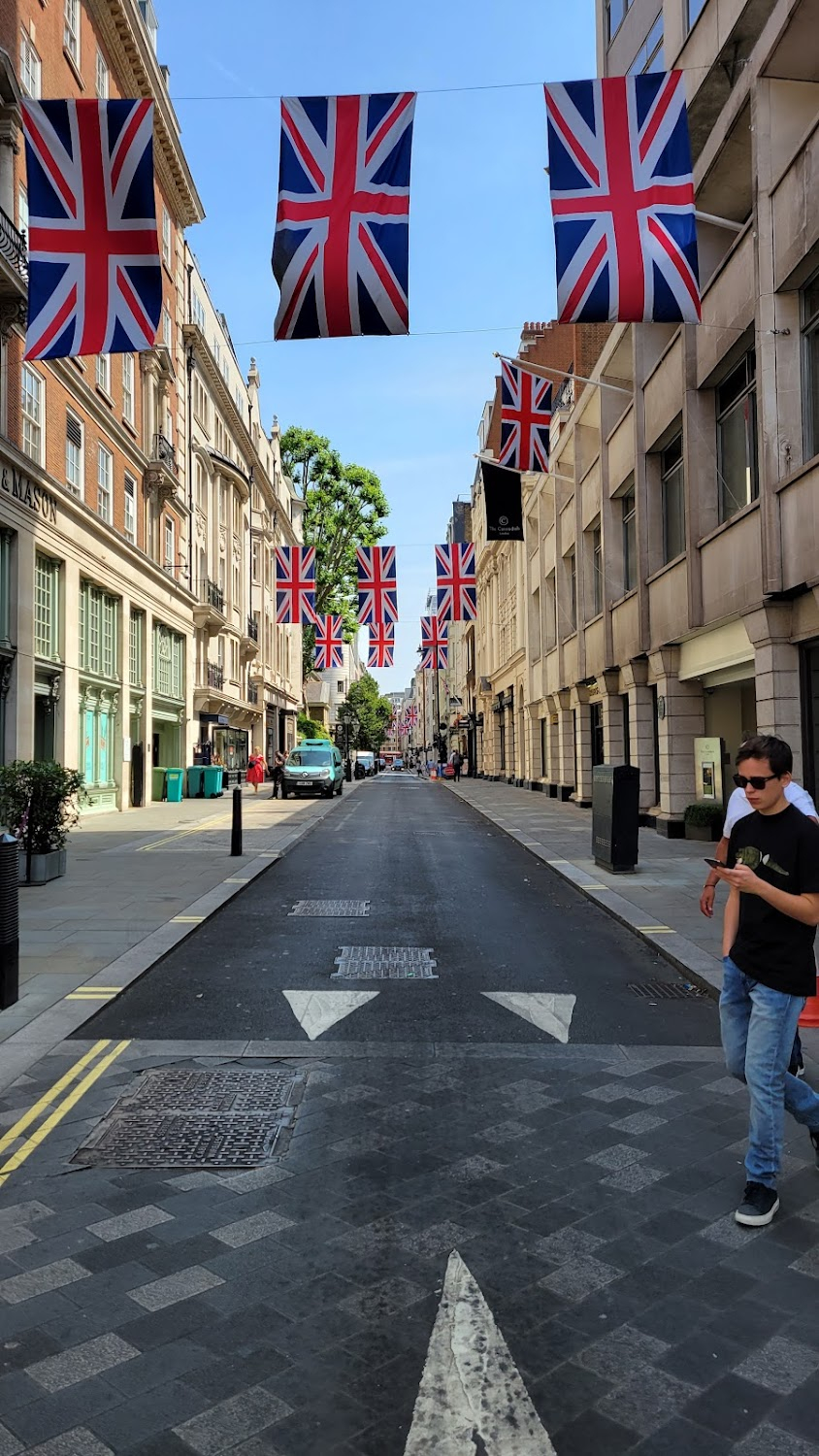 Staggered : Neil walks down before meeting Gary in the store