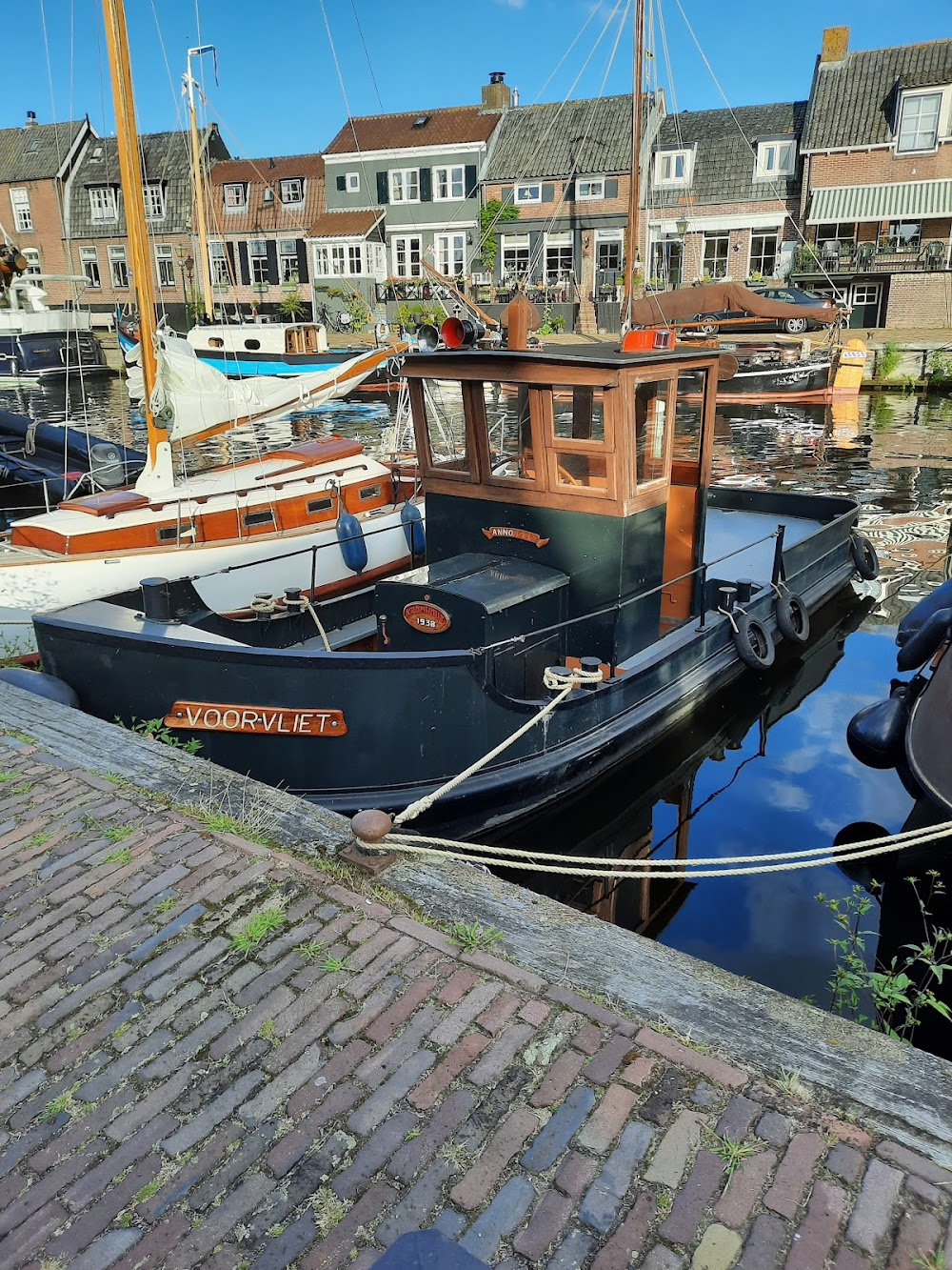 Colorful Holland : fishing village, unique costumes on women