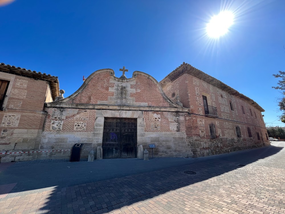 Cuentos de las sábanas blancas : Inn interior and exterior scenes