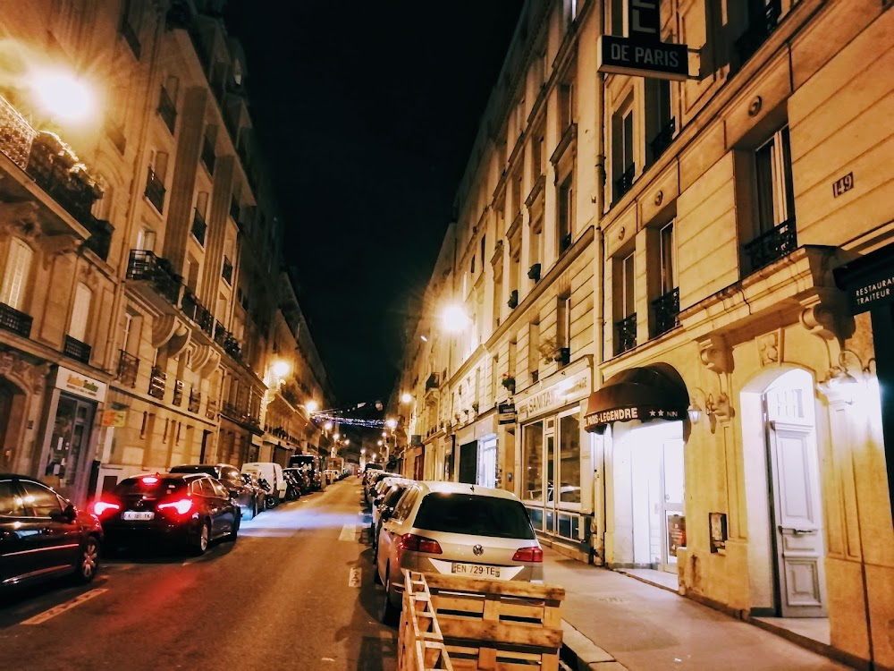 La boulangère de Monceau : young man wanders looking for blond woman