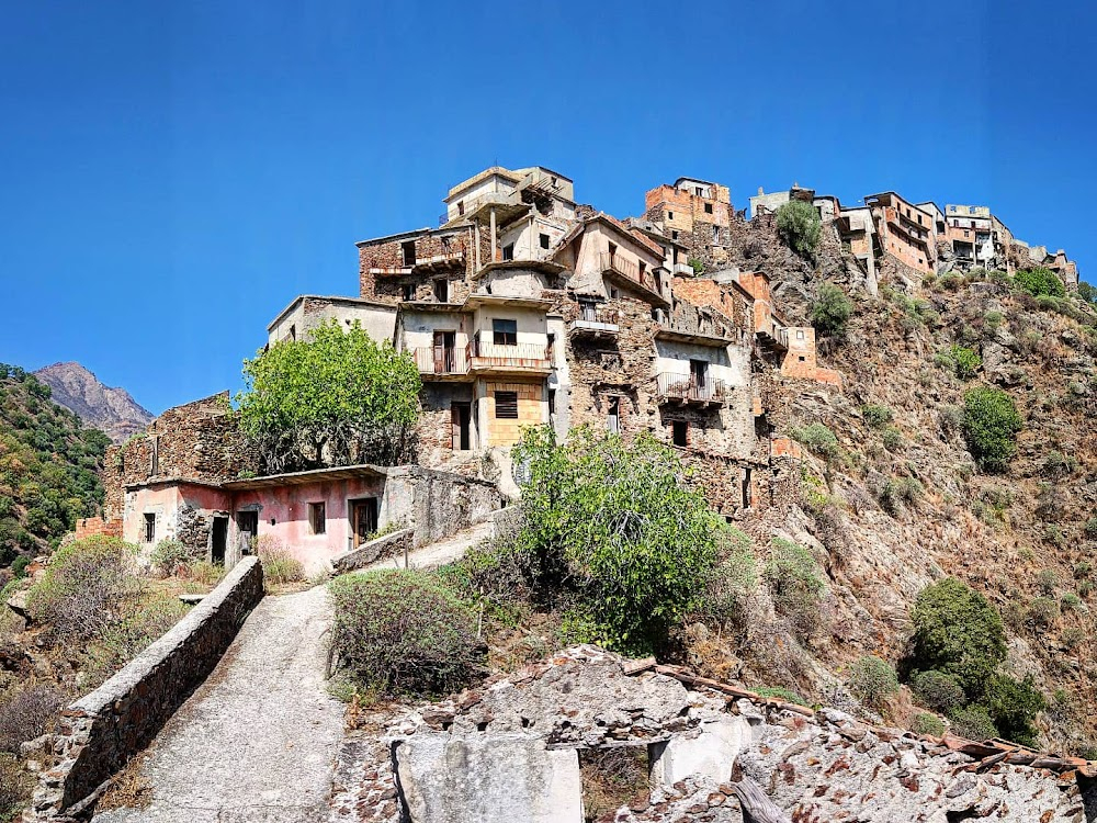 Corpo celeste : abandoned moutain village