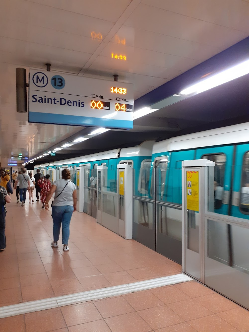 Chère Louise : in Paris, Louise takes the subway between two train stations