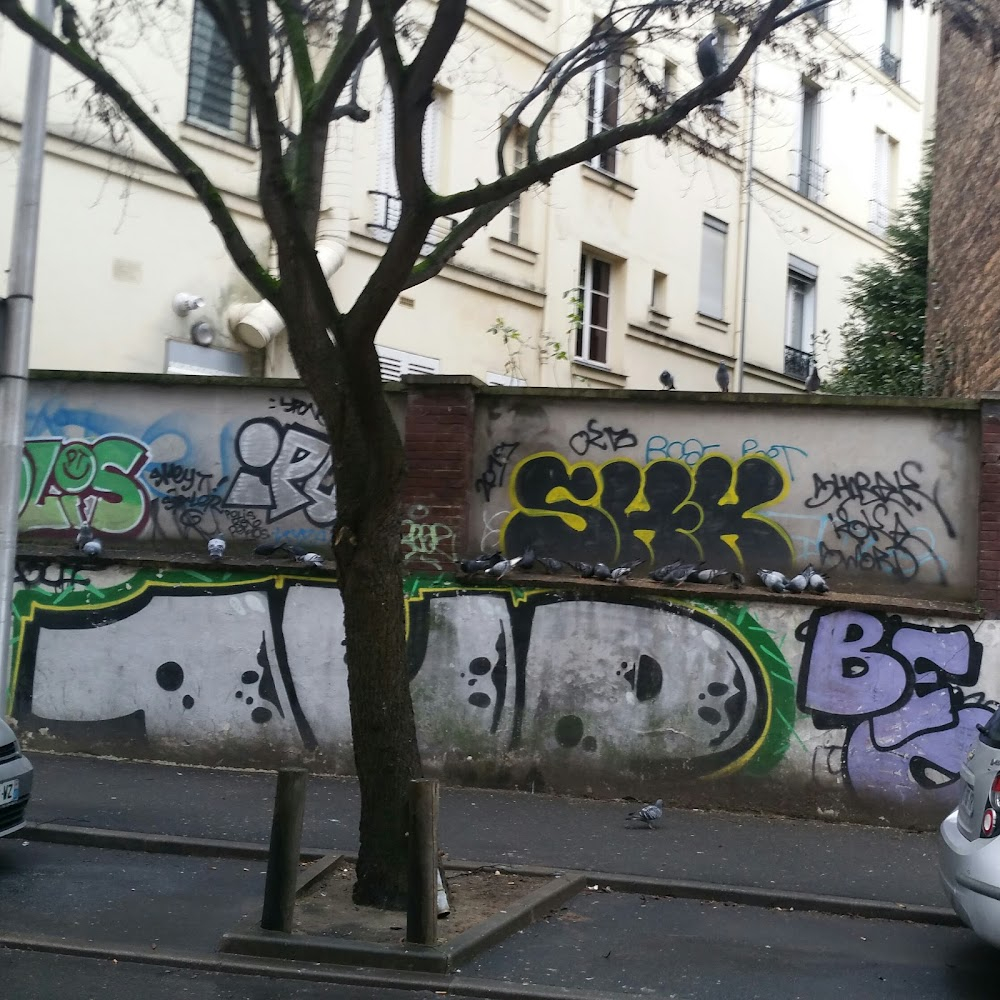 Corps à coeur : car repair shop, and houses alleyway at 33 Rue Danton