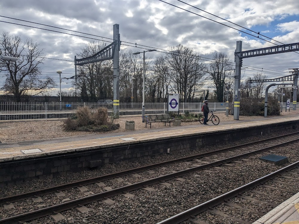 Highly Dangerous : Frances Gray drives Mr Hedgerley to the station