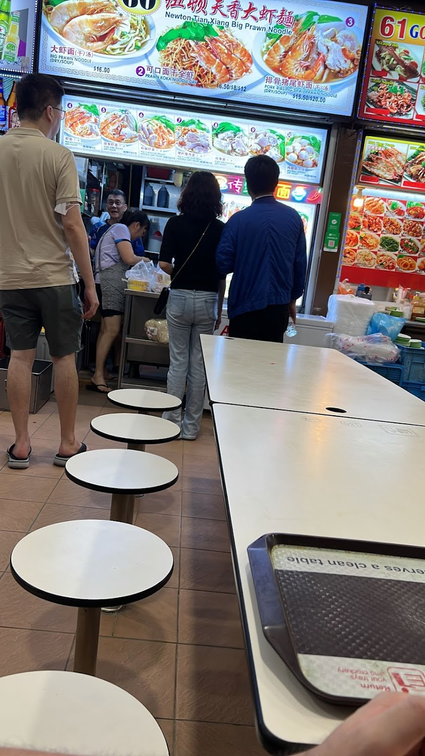 Crazy Rich Asians : Ariminta, Colin & Nick introduces Rachel to a hawker food court during their first night out in Singapore