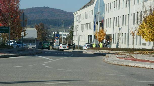 Crno-bijeli svijet : Jura and Jagoda's hold up at the border crossing. Border police, exterior.