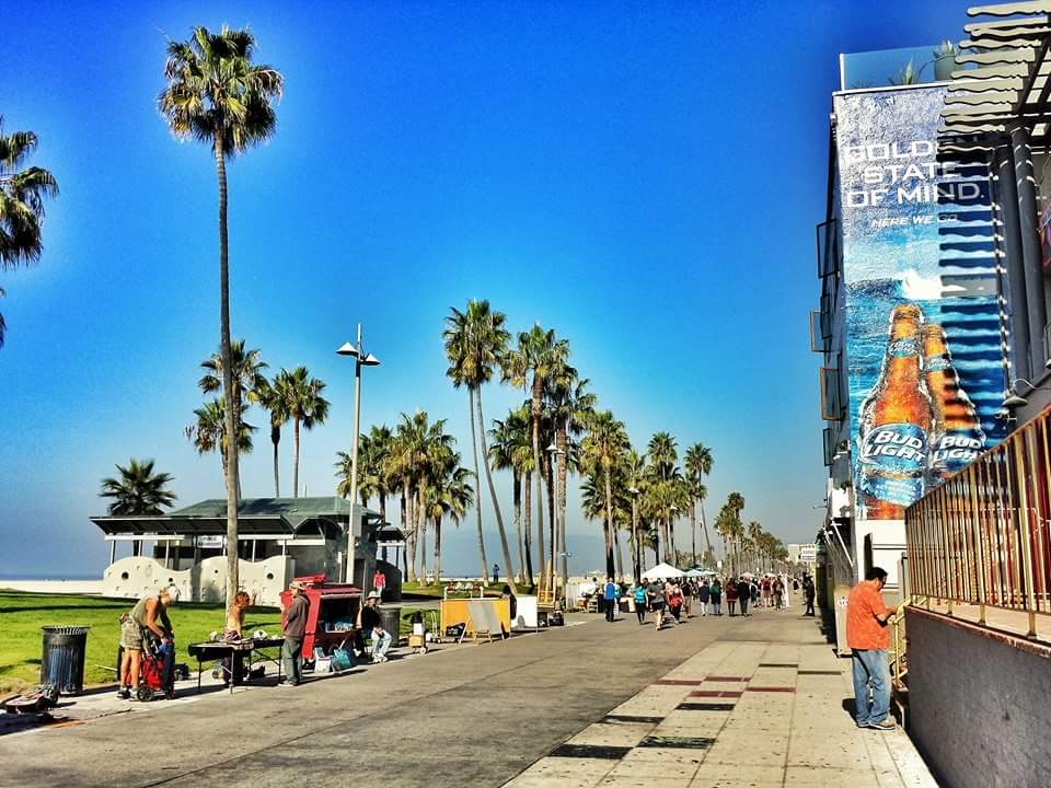 Fade to Black : Marilyn and friend walk on Ocean Front Walk and see sign for Marilyn Monroe search.