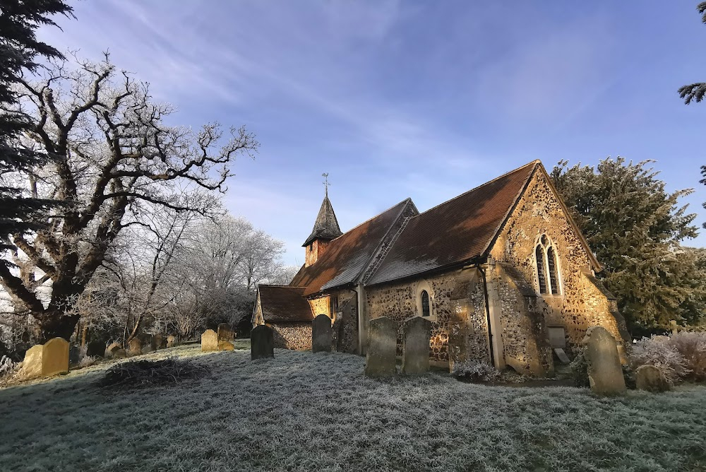 Cruel Passion : church exterior and interior scenes