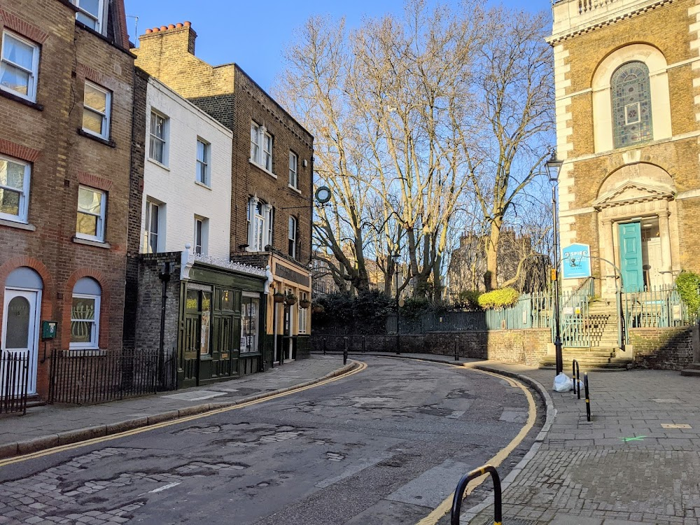 Dance with a Stranger : Ellis waits for Blakely to come out of the pub