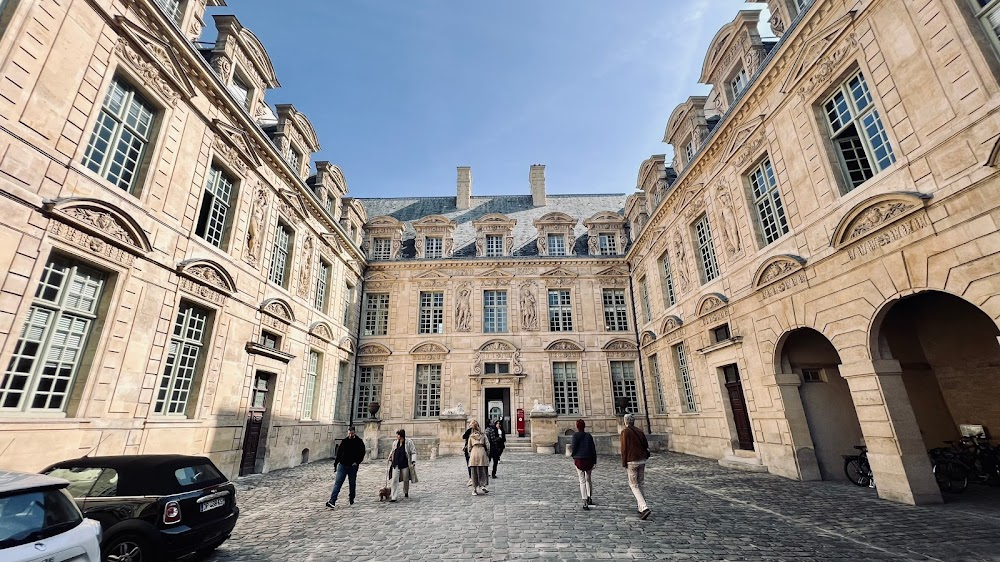 Les compagnons de la marguerite : as the National Library courtyard