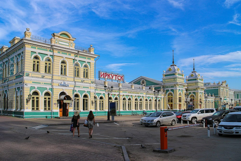 Dans les forêts de Sibérie : Teddy outside the Irkutsk station