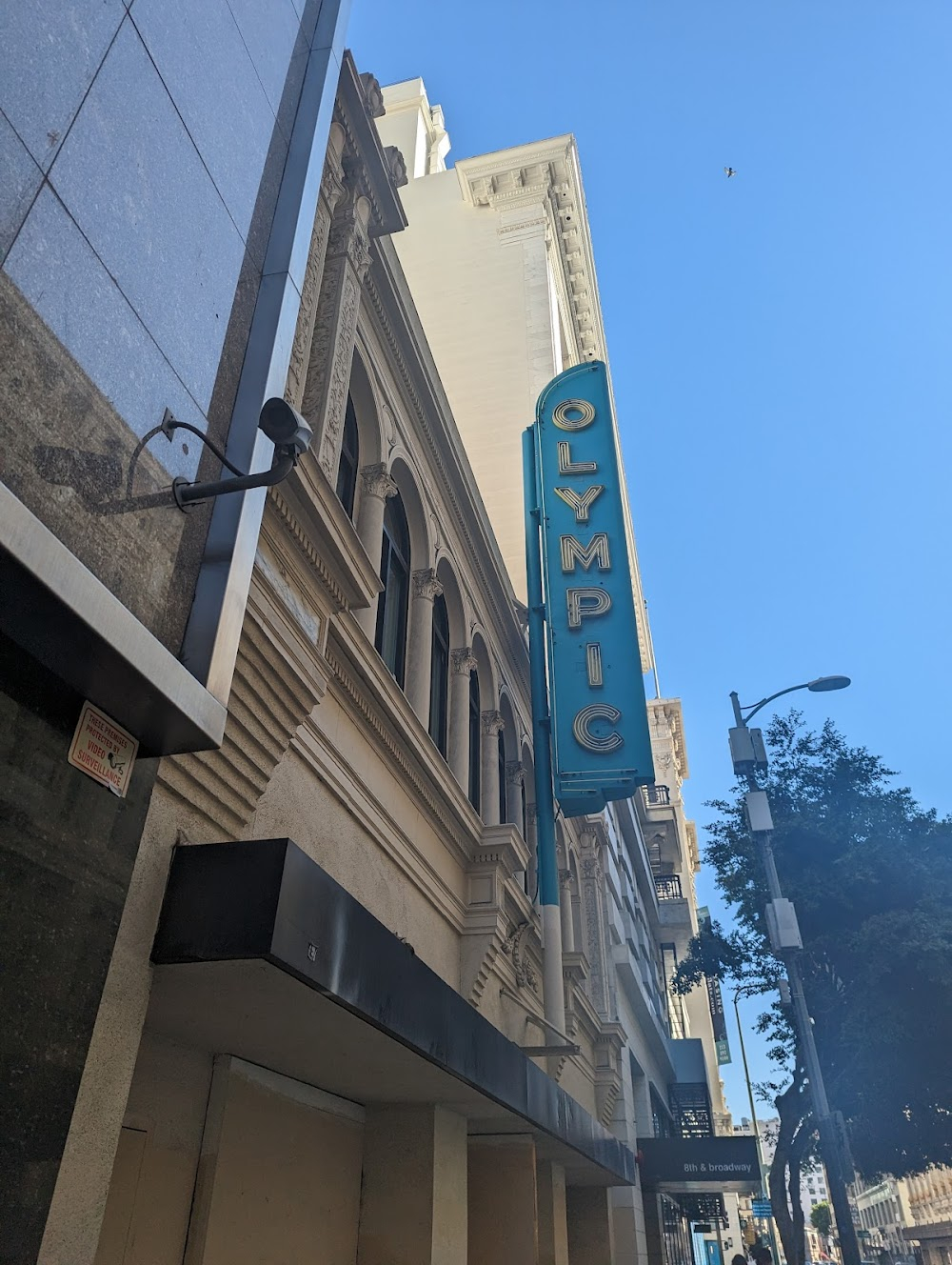 Scissors : As Chicago: Angela's theatre scenes. Location closed 1986 then remodeled for retail use 2007. Red marquee since removed.