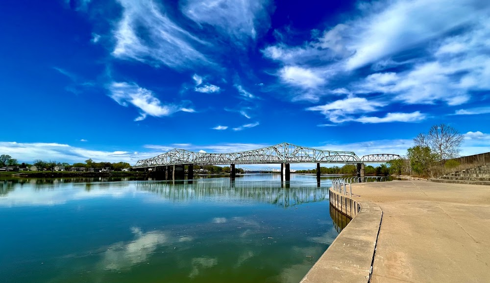 Dark Waters : Robert Bilott crosses the bridge into Parkersburg