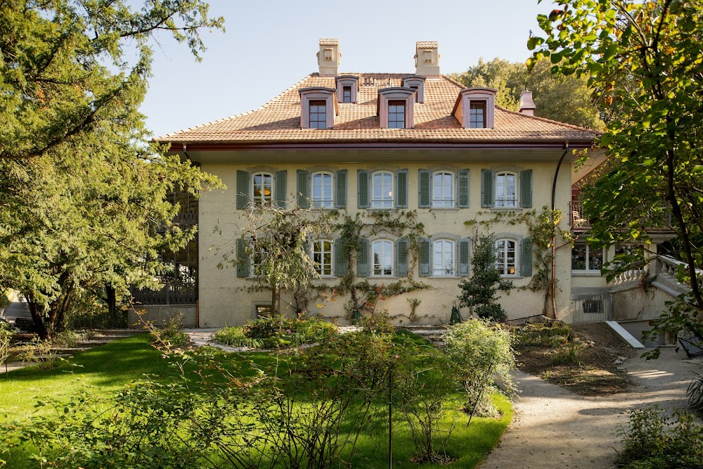 Das Frauenhaus : Mansion exterior and interiors, for the final action sequence.