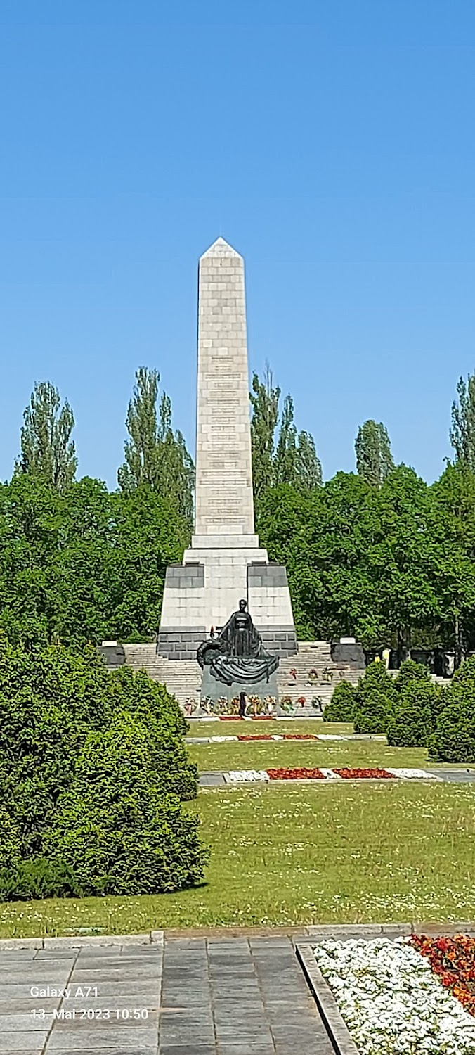 Das Leben der Anderen : Dreyman and Hauser's secret meeting at the Soviet War Memorial in Pankow