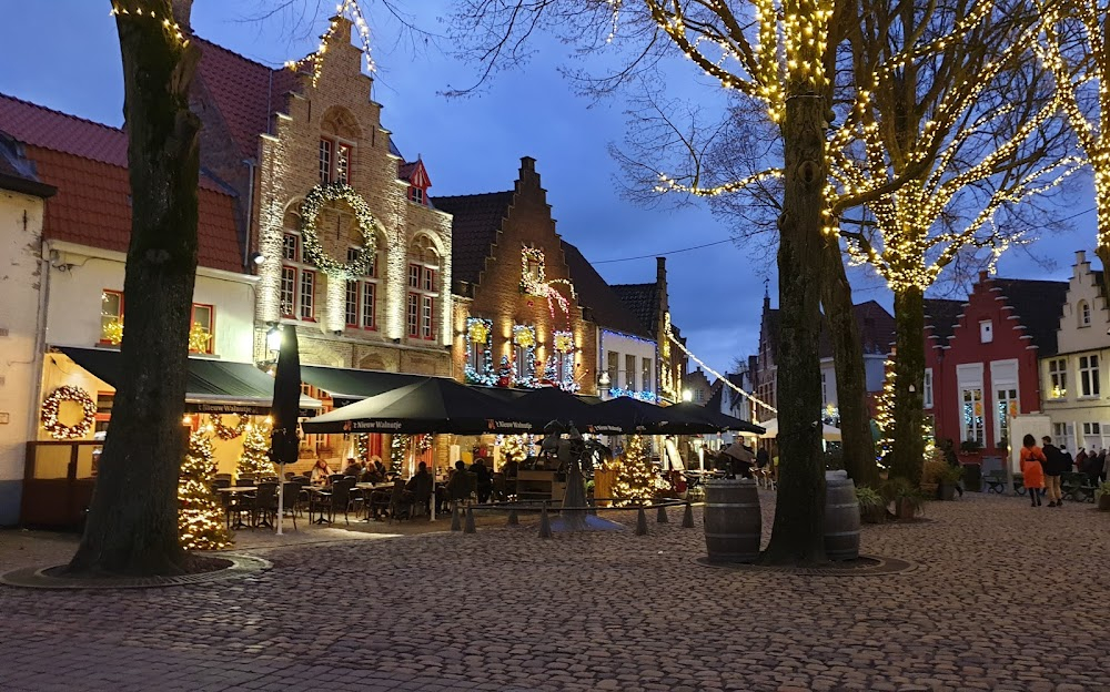 De Familie Claus : opening shot, busy shopping street