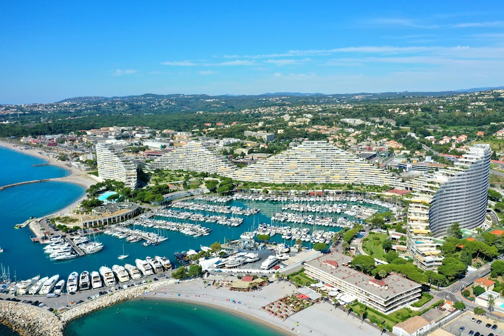 Les seins de glace : real estate agency at Marina Baie des Anges