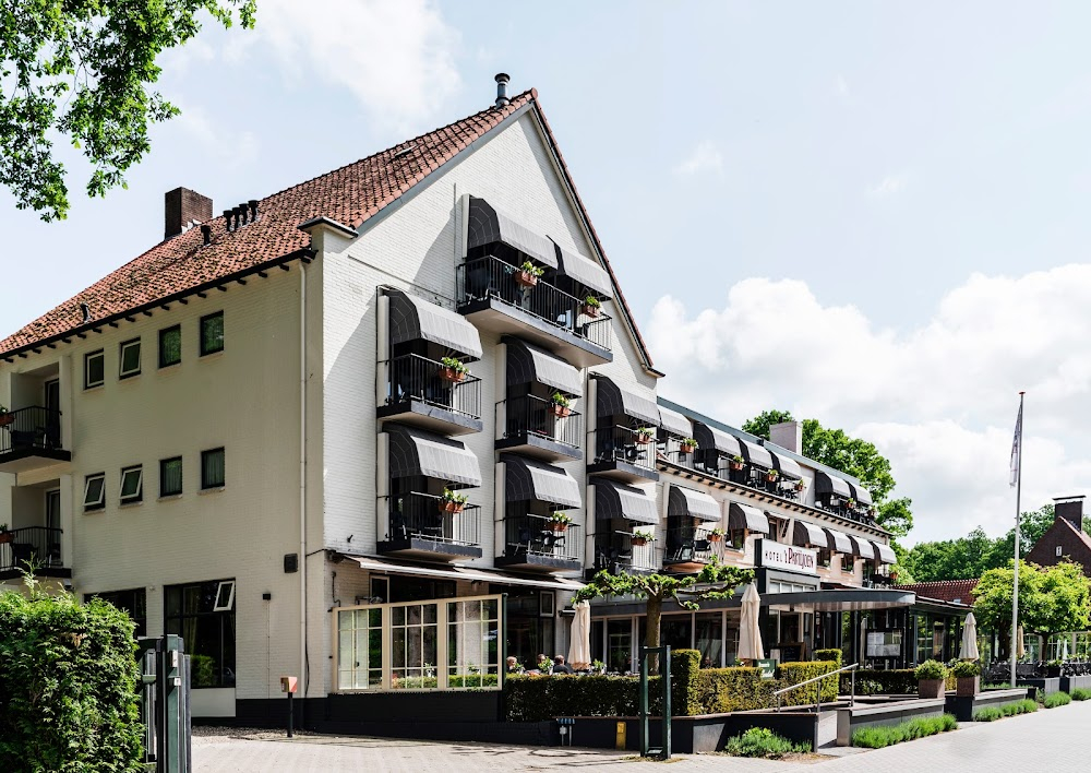 De veroordeling : Hotel where Michaël works and where he unpacks the newspapers.