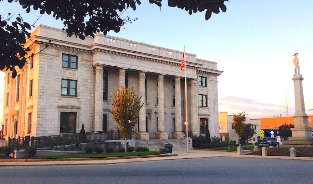 Dead Inn : exteriors of courthouse