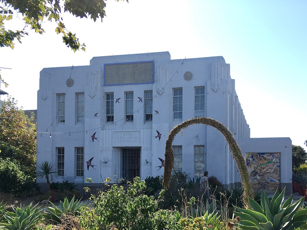 Aunt Mary : As the police station.