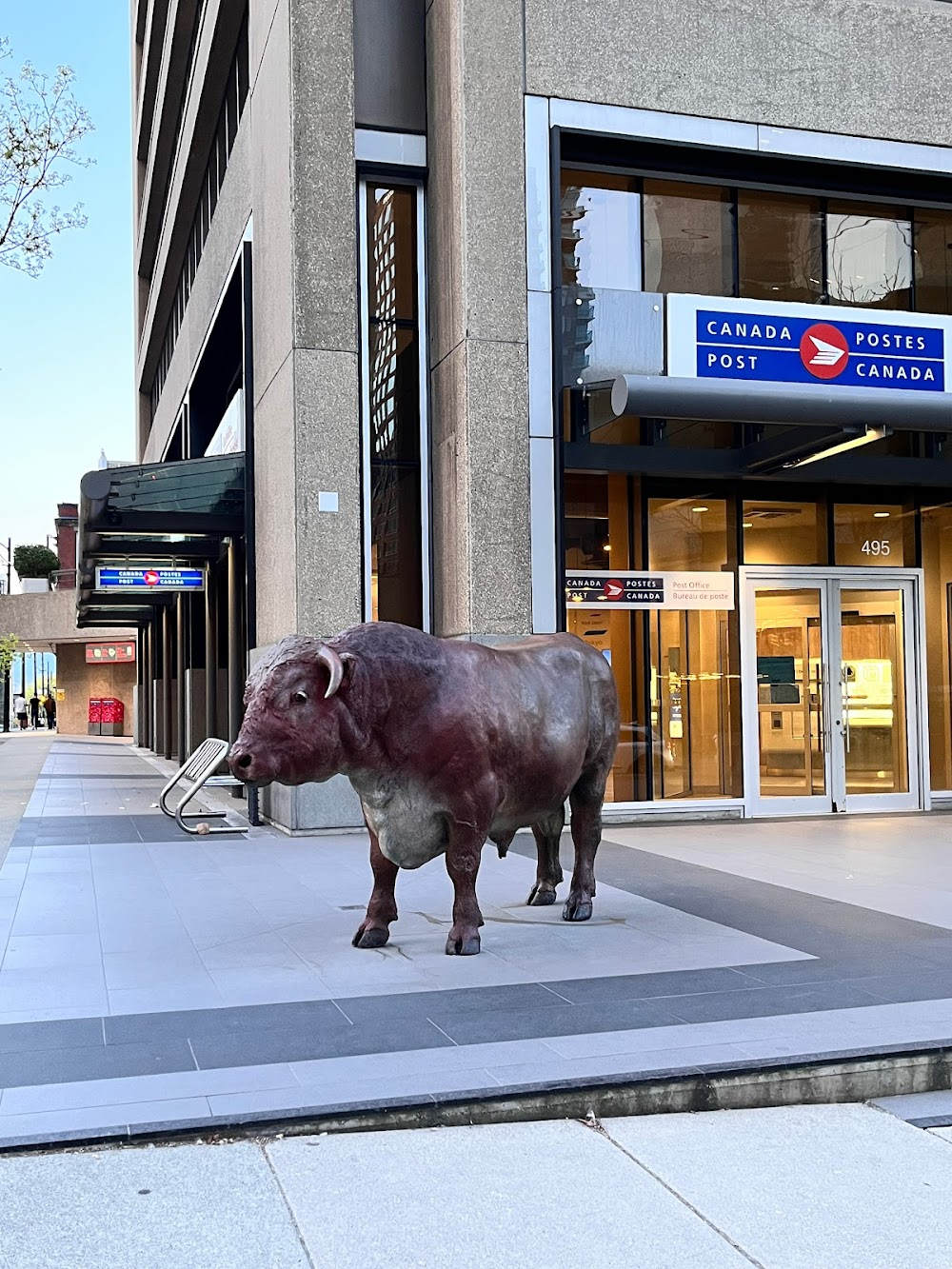 Debbie Macomber's Dashing Through the Snow : exterior of FBI office in Sacramento CA