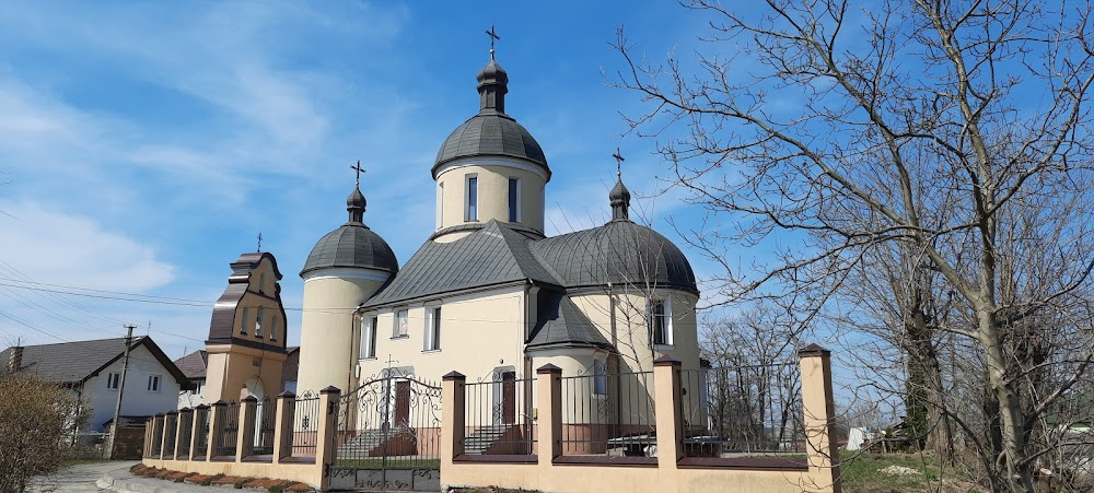 Delirium : church exterior and interior scenes