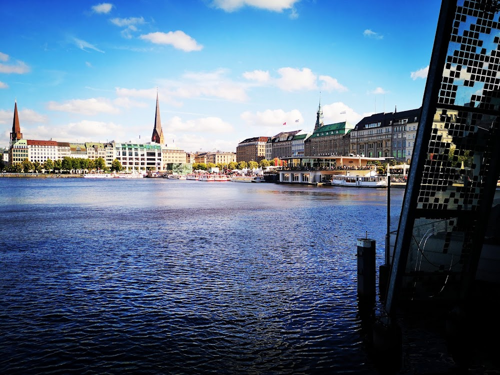 Der Arzt von St. Pauli : walking Dr. with woman