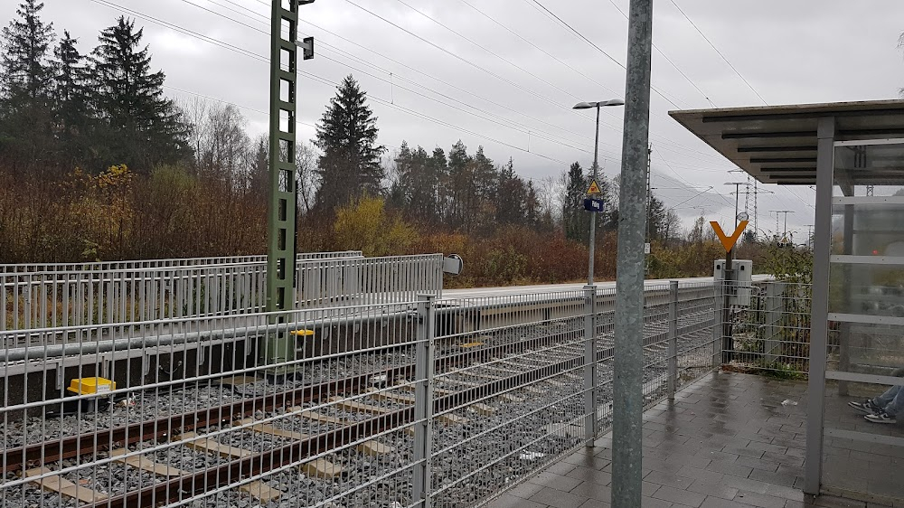 Der Fluch der schwarzen Schwestern : railway station