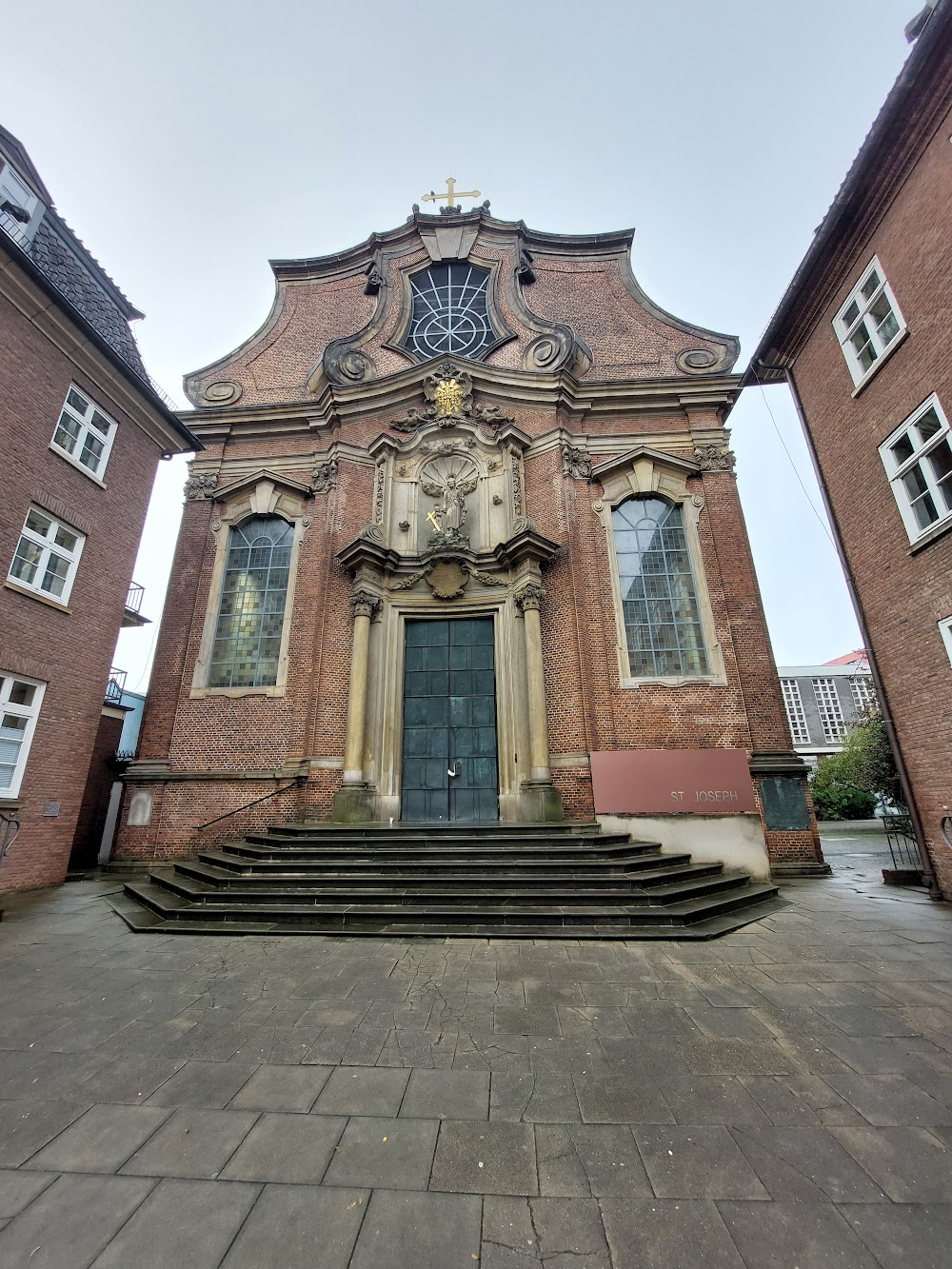 Der goldene Handschuh : Honka gets hit by Volkswagen in front of the church. There are several other scenes filmed at the exact same spot.