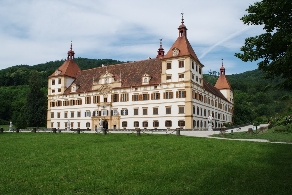 Eye of the Widow : main location namely for opening and deleted alternative end scene; baroque palace facade, some interiors and gallery paintings, main gate, and gardens complex, including the natural park and mini-zoo