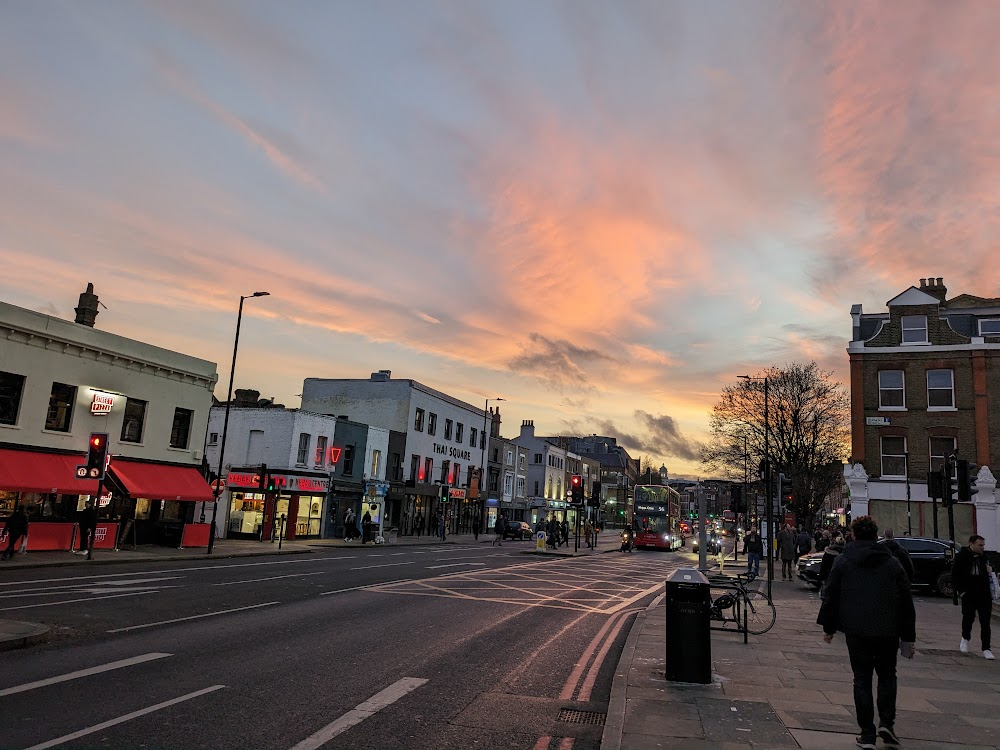 Der Mann nebenan : Anthony, Brian and Jonathan cross the street at the corner of Canonbury Lane to go to the pub. Later the wedding party persuades Arthur to join them.