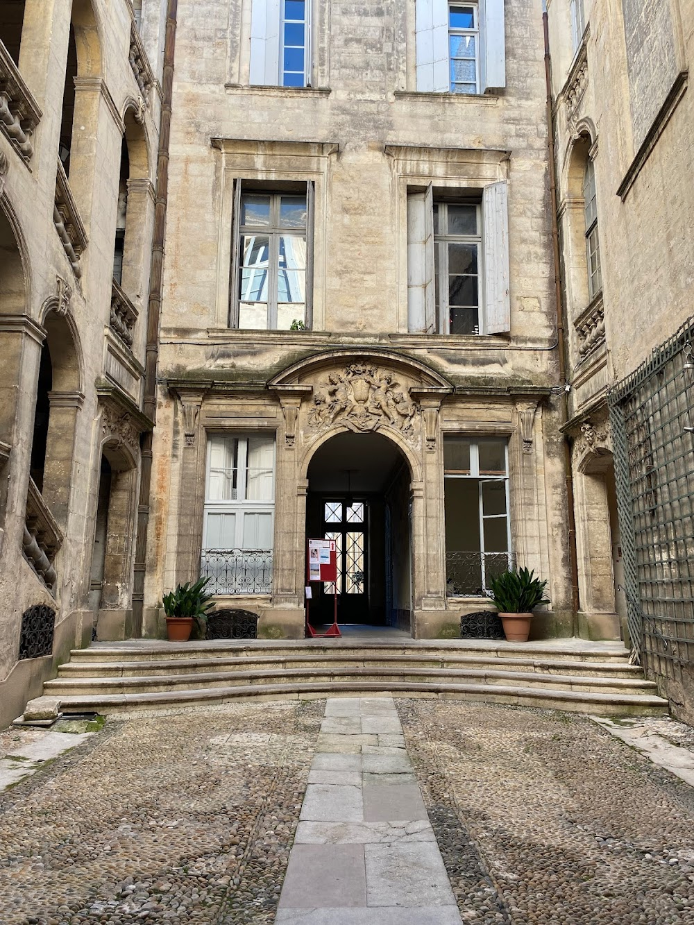 Deux hommes dans la ville : Cazeneuve's apartment