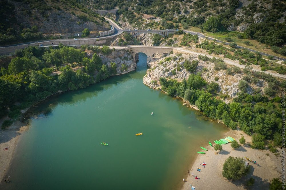 Deux hommes dans la ville : swimming scenes