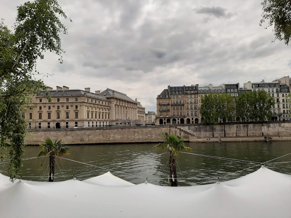 Dialogue avec mon jardinier : the artist and the gardener arrive near the Louvre Museum