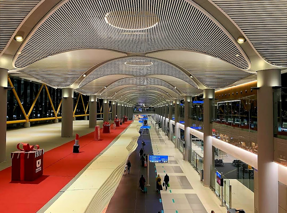 Diamond Connection : Then Yesilkoy airport; scenes at the arrivals lobby.