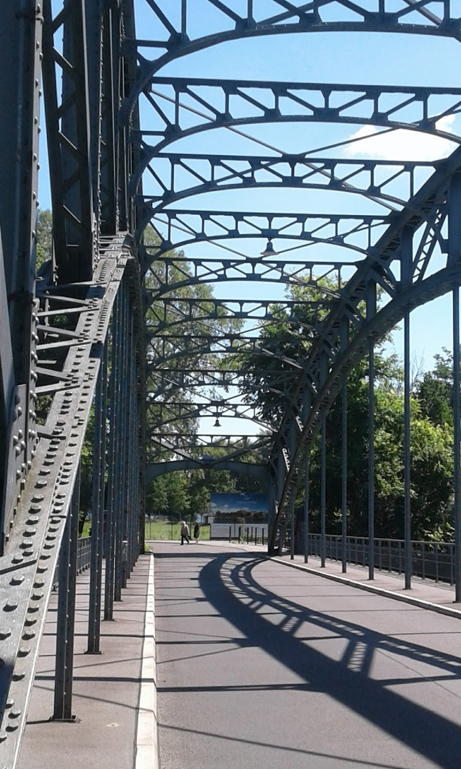 Die 1000 Augen des Dr. Mabuse : car falling off the bridge