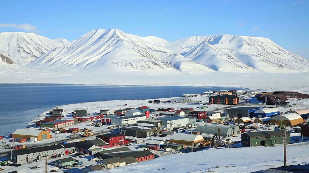 Longyearbyen, a bipolar city : 